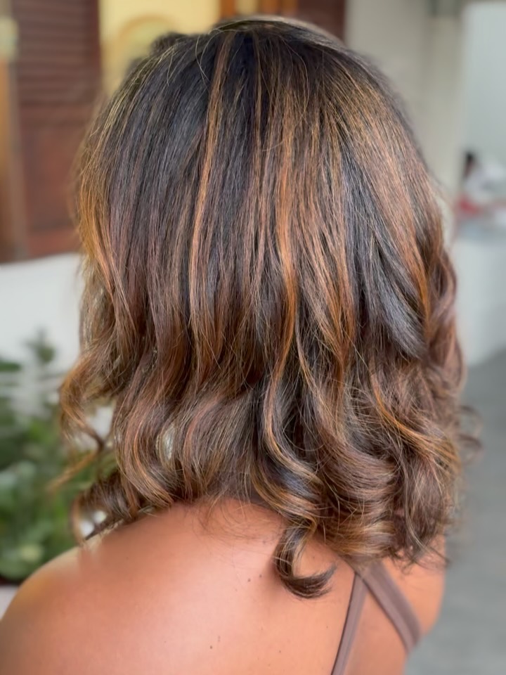 Mechas em tom caramelo